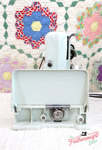Load image into Gallery viewer, Singer Featherweight 221K Sewing Machine, WHITE FA126***